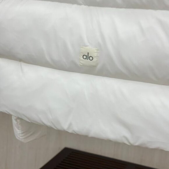 ALO Yoga solid-color, stand-up collar, warm, long-sleeved down jacket Size M - Picture 3 of 6